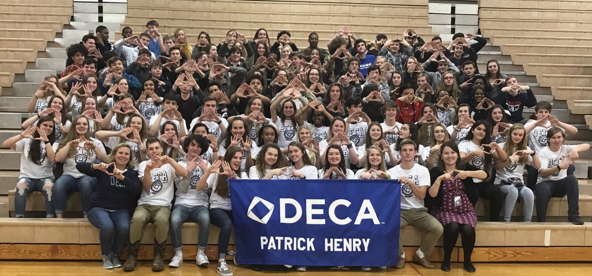 PHDECA's tweet photo. Club Picture Day!!!⭐️📸🔹 #VADECA #DECA https://t.co/XDcOe20Reg