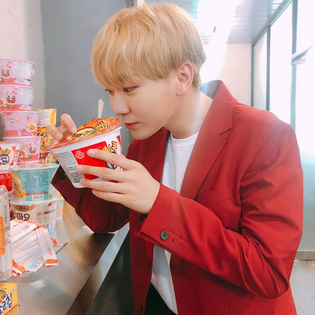 pledisboos_'s tweet photo. ;; 𝙮𝙪𝙢𝙢𝙮 𝙧𝙖𝙢𝙮𝙚𝙤𝙣𝙨

                 🍝 ┊20:13 

Postu görür görmez Gyu hyungun "Boo yine yemek peşinde." diyeceğine adım gibi eminim ama hayranların bize hediye ettiği ramyeonlar çok güzel gözüküyordu ve elimdeki ramyeon..cidden kokusu bile lezzetliydi!! https://t.co/uTrieCYLCp