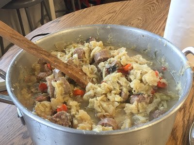 CM1A_US_EBNOLA's tweet image. @AtelierEBNOLA  #Classedugout Quand on a cuisiné la saucisse aux choux, j’ai coupé l’oignon. J’ai épluché et fait blanchir les choux. J’ai aimé car le goût était bon. Zoé