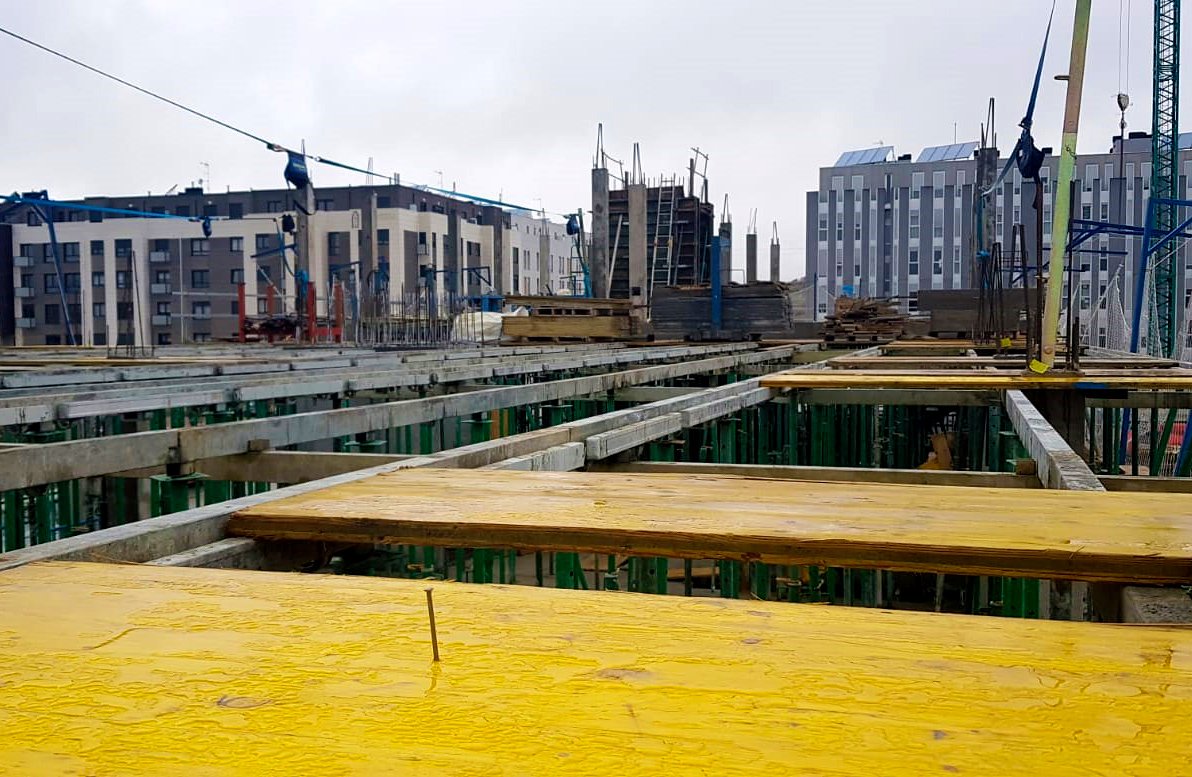 En labores de entablado⛑ para #encofrado continuo de forjado unidireccional en la obra de 34 #viviendas 🏘 de Inmobiliaria Gonorsa en 📌Burgos