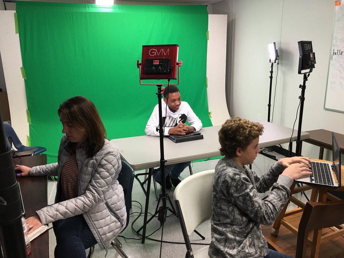 jsjohnson2016's tweet photo. Friday mornings in the studio! Teachers and students learning together! #FCSLearn @FcsTech  @FlorenceMiddle @hollyljolly @kwieseman @mzbowlin11 https://t.co/HD2GLUMLIn