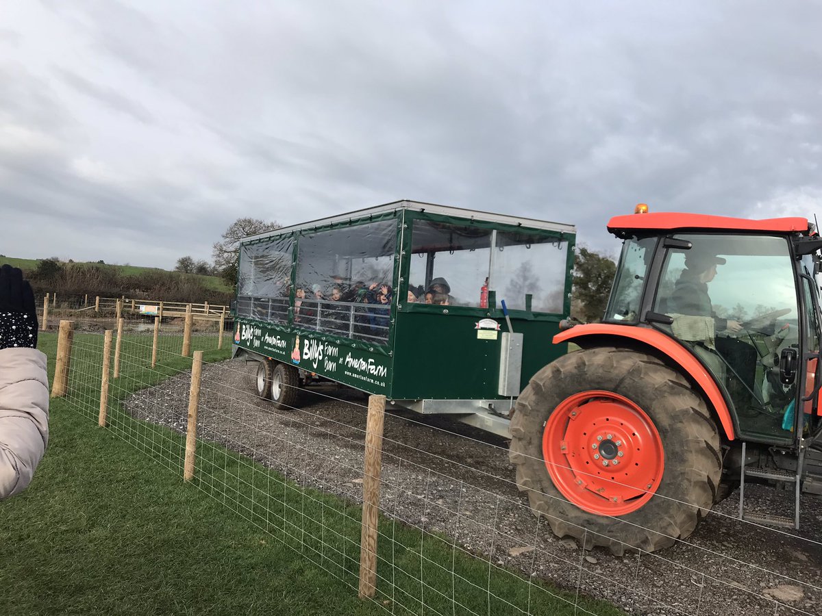Micklewrightr's tweet photo. We go to go behind the scenes as special guests to see a wonderful 5 day old black lamb today. #isspringontheway π@RowParkAcademy @MrHunt1206 @iggyco @HeidiLLea https://t.co/CIZXaaTWTd