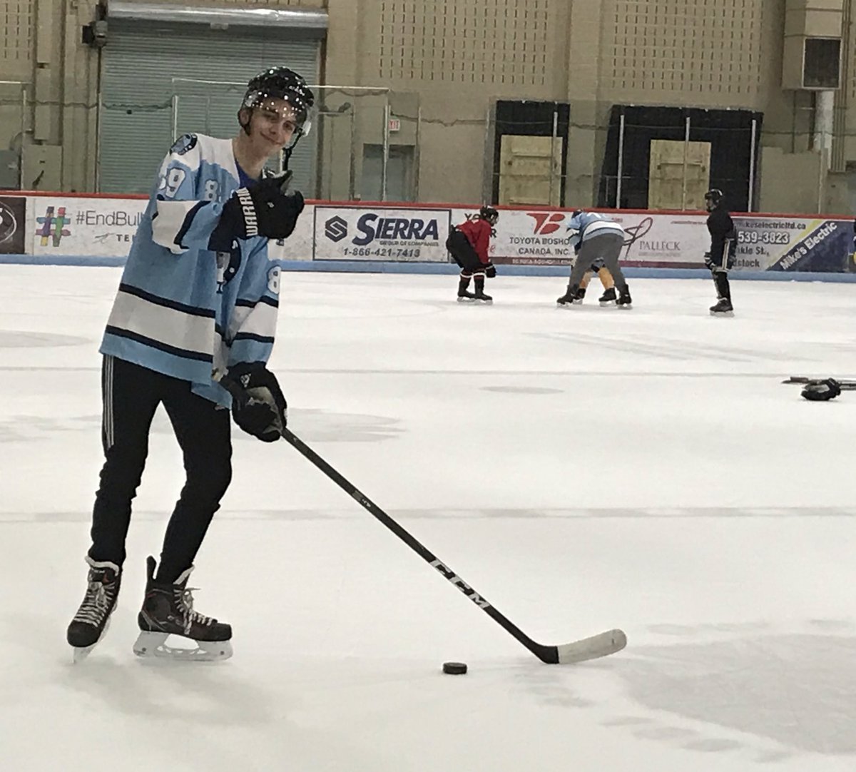 Student athlete leaders from our Hockey Academy with grade 7&amp;8 students 😀 Well done Coach Sloan and Warriors <a href="/LDCSBSchools/">LDCSBSchools</a> <a href="/SMCHSWoodstock/">SMCHS</a>