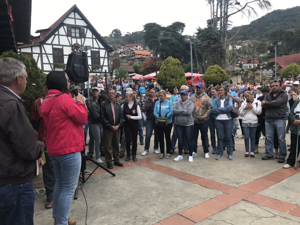 karinsalanova's tweet photo. Hoy estuvimos en la #PlazaBolivar Municipio #Tovar, del estado Aragua con la Dip @apichardob hablando de la #RutadelCambio y rumbo al #23Enero https://t.co/SfGprIbz0m