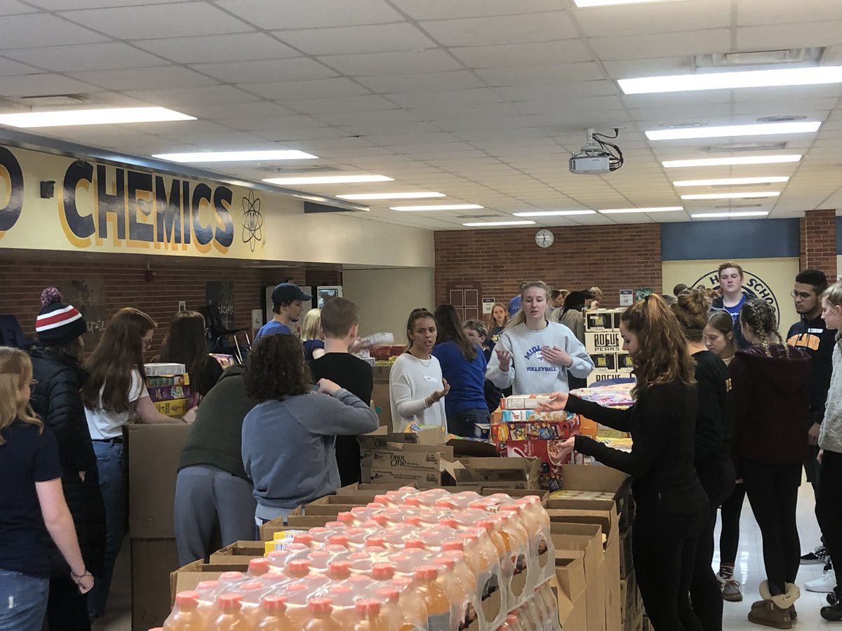 midlandchemics's tweet photo. #chemicpride &amp; servant leadership on display today as our Student Council @ChemicsLead works with Midland County Emergency Food Pantry Network at the mobile pantry hosted @midland_high https://t.co/j1f3DZ5Cnn