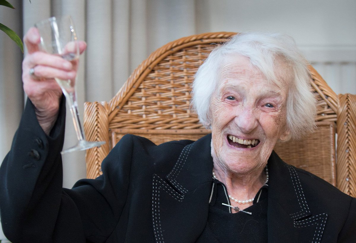 Litmuseum's tweet photo. ‘Zonder te psychologiseren, zonder pathetiek of pretentie, maakt zij een ondoorgrondelijke werkelijkheid invoelbaar en voorstelbaar.’ Marga Minco heeft vandaag in besloten kring de P.C. Hooft-prijs 2019 in ontvangst genomen. @ivanengelshoven @Aad_LetMus @abdelkabenali https://t.co/IqvkE33tUe