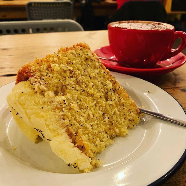 Lemon & poppyseeds cake at #figandsparrow ☺︎ #cafe #manchester #cafehunting #uk #coffee #coffeetime #ケーキ #スイーツ #カフェハント #カフェ #マンチェスター #イギリス #イギリス生活 #コーヒー bit.ly/2FMVEZP