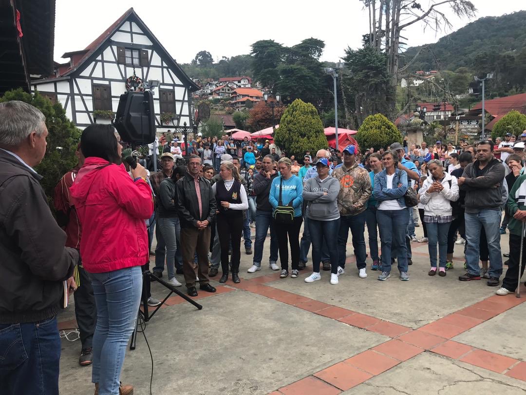 apichardob's tweet photo. La Colonia Tovar #Aragua también dice presente en la ruta para el #23DeEnero hoy extraordinario Cabildo Abierto, un pueblo sin miedo decidido a restituir el orden constitucional https://t.co/ixK7m0JuGr