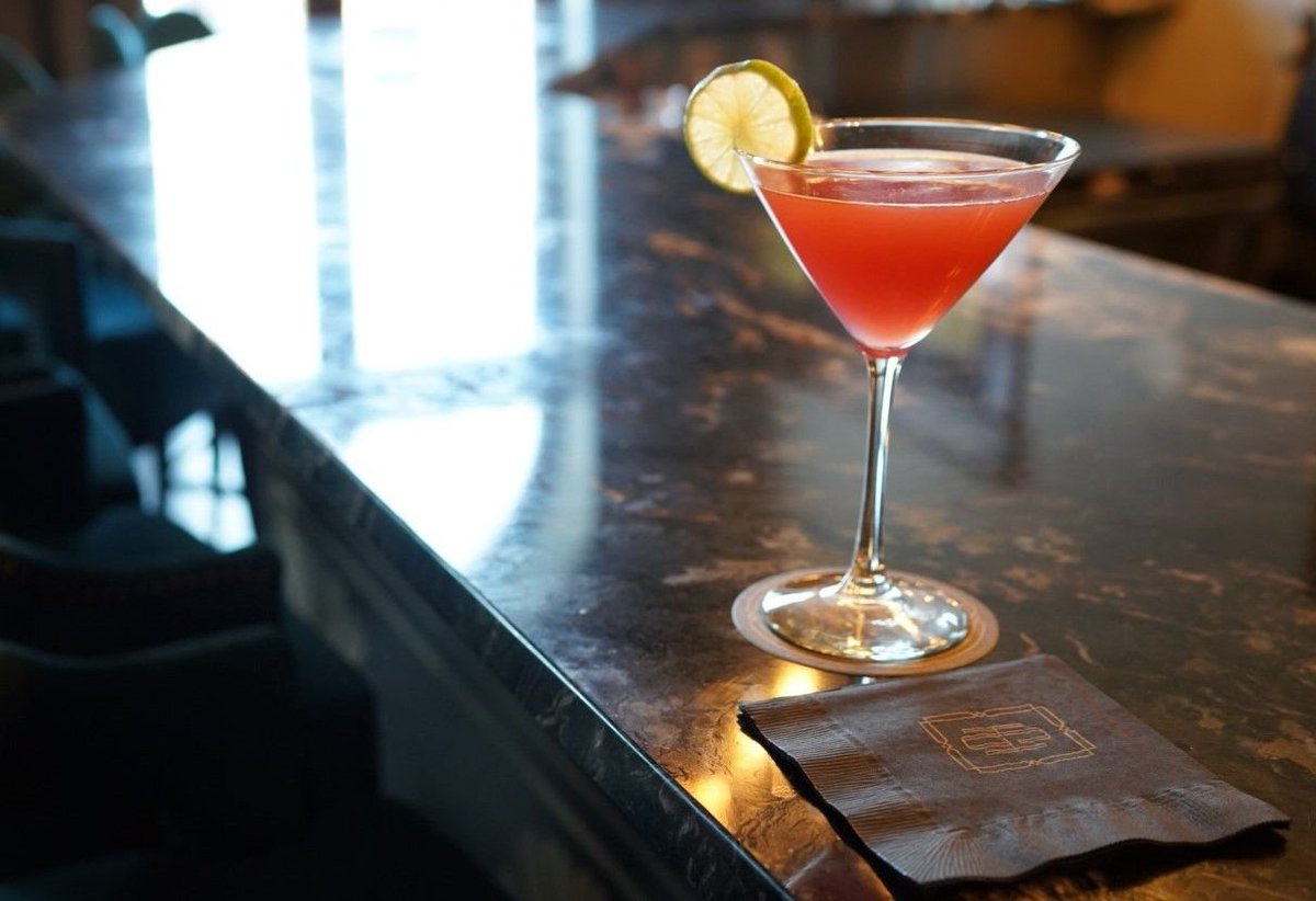 HotelSaranac's tweet photo. Nothing quite like that Friday feeling. Stop by and keep warm with something specially-crafted at the Great Hall Bar. 🍸 #GreatHallBar #HotelSaranac #CraftCocktail #SaranacLake #WinterWarmup https://t.co/o96sKDXcyT