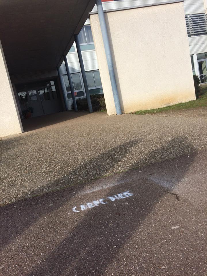 ArreteTonChar1's tweet image. Au  lycée Georges Brassens de Rive-de-Gier, via le projet Latina Omnibus,  les élèves latinistes et leur professeur ont sorti le latin des salles de classe : Graff éphémère et supports de médiation ont ainsi été disséminés. Suivez le projet  sur Instagram : @latinaomnibus !