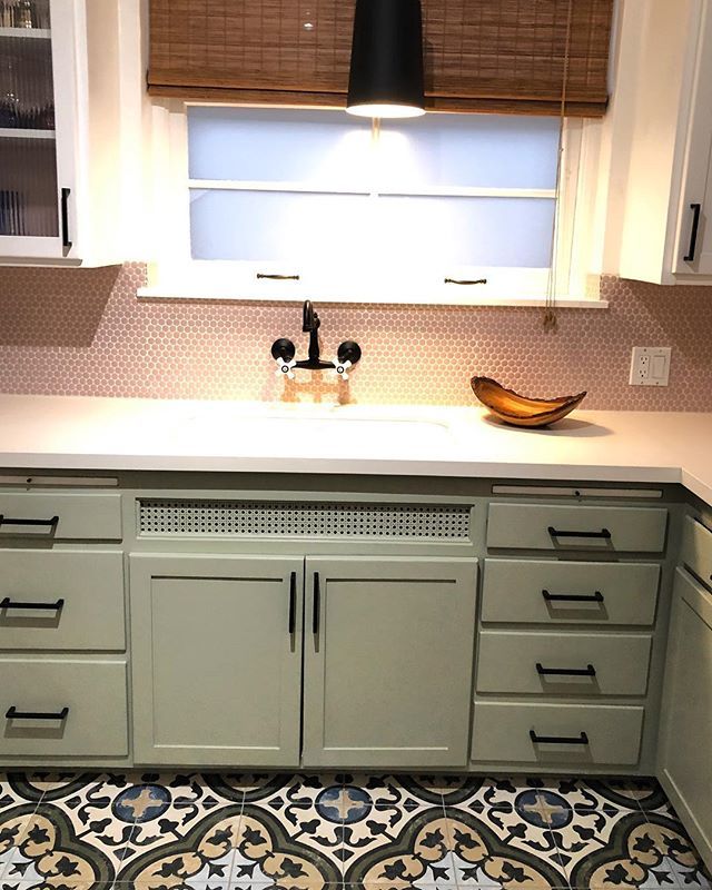 YvonneRandolph's tweet image. Bad iPhone pic of the charming little bungalow reno I’m working on right now. I’m really crushing on blush and sage combo these days. xoy✨
.
#yvonnerandolphdesign #xoy✨ #pennytile #clientclairedelune #kitchendesign #bungalow #kitchenrenovation #cemen… bit.ly/2FzlEs9