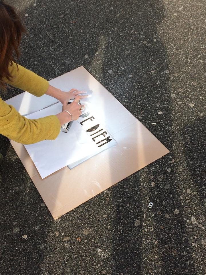 ArreteTonChar1's tweet image. Au  lycée Georges Brassens de Rive-de-Gier, via le projet Latina Omnibus,  les élèves latinistes et leur professeur ont sorti le latin des salles de classe : Graff éphémère et supports de médiation ont ainsi été disséminés. Suivez le projet  sur Instagram : @latinaomnibus !