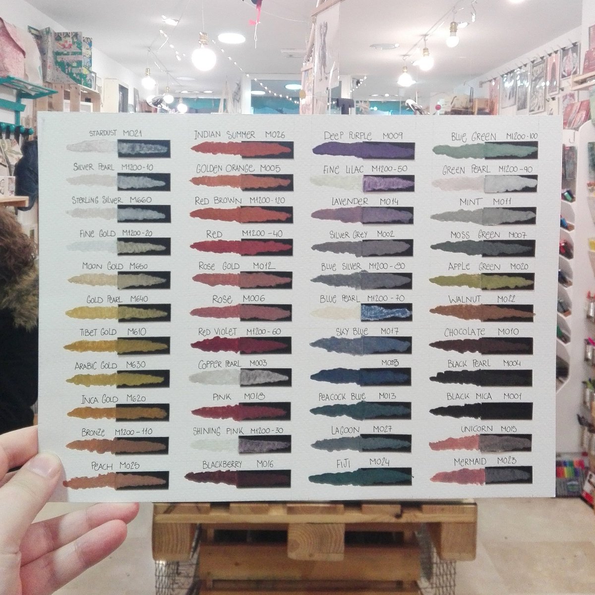 MadrigueraShop's tweet photo. Ya hemos terminado la #cartadecolor de las acuarelas perladas Finetec de @colirocolors !!! https://t.co/RJxBTf6iEw