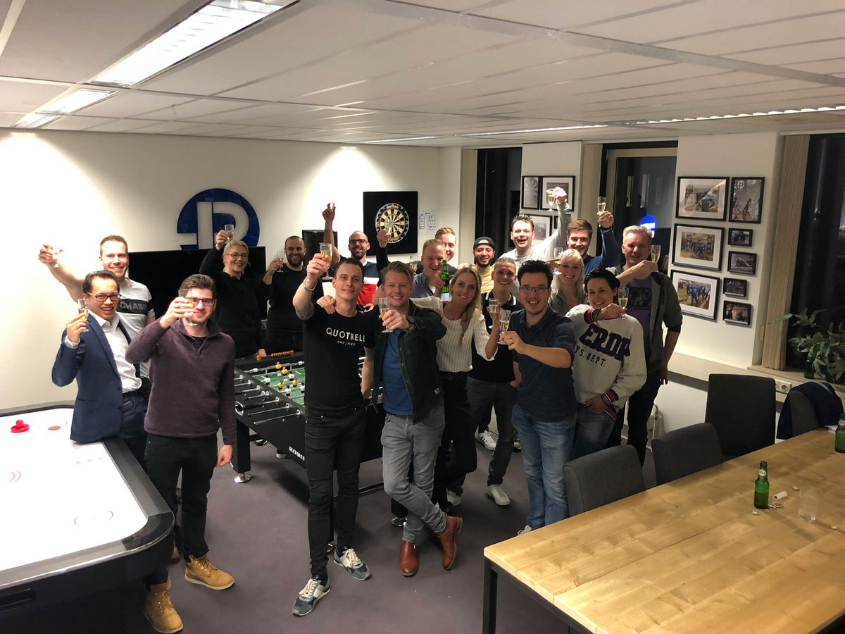 De eerste vrijdagmiddagborrel van 2019 met pizza, veel gezelligheid én champagne ;) Fijn weekend!