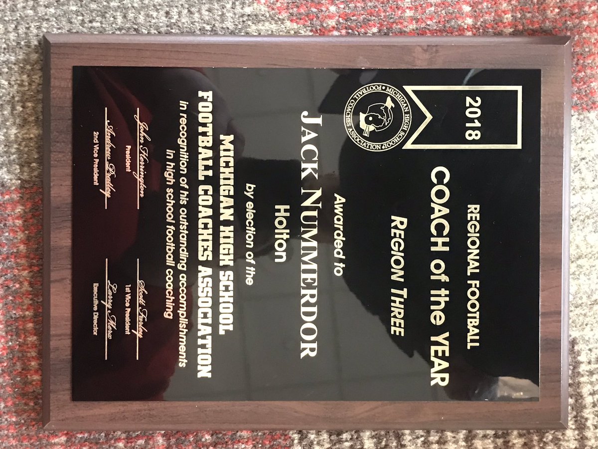 MrNummsAD's tweet photo. Honored to accept this award with my friend and hall of fame inductee Mark Jalovec! #mhsfca #halloffame #assistantoftheyear #regionalcoachoftheyear https://t.co/9kLIqUocXl