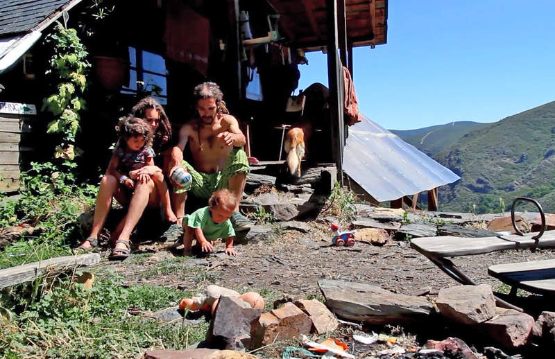 ¡Así ponemos fin a la muestra audiovisual #Despoblados! 📽️
Con lleno para ver los últimos trabajos con la mirada de tres creadores que nos transportan a varios enclaves para mostrar diferentes caras de la #despoblación. Y mañana seguimos el viaje por #LaMemoriadelTerritorio