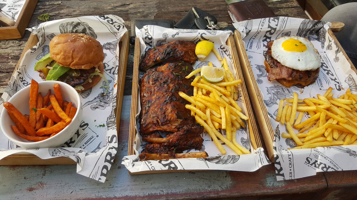 Door no.1, 2 or 3? <a href="/poormanscaviar/">Garth Breytenbach</a> and <a href="/BruenDean/">BruenDean</a> smashing <a href="/JerrysBurgerBar/">JerrysBurgerBar</a> 
Mooi manne. Nou loop hy! #FridayFeeling #burger