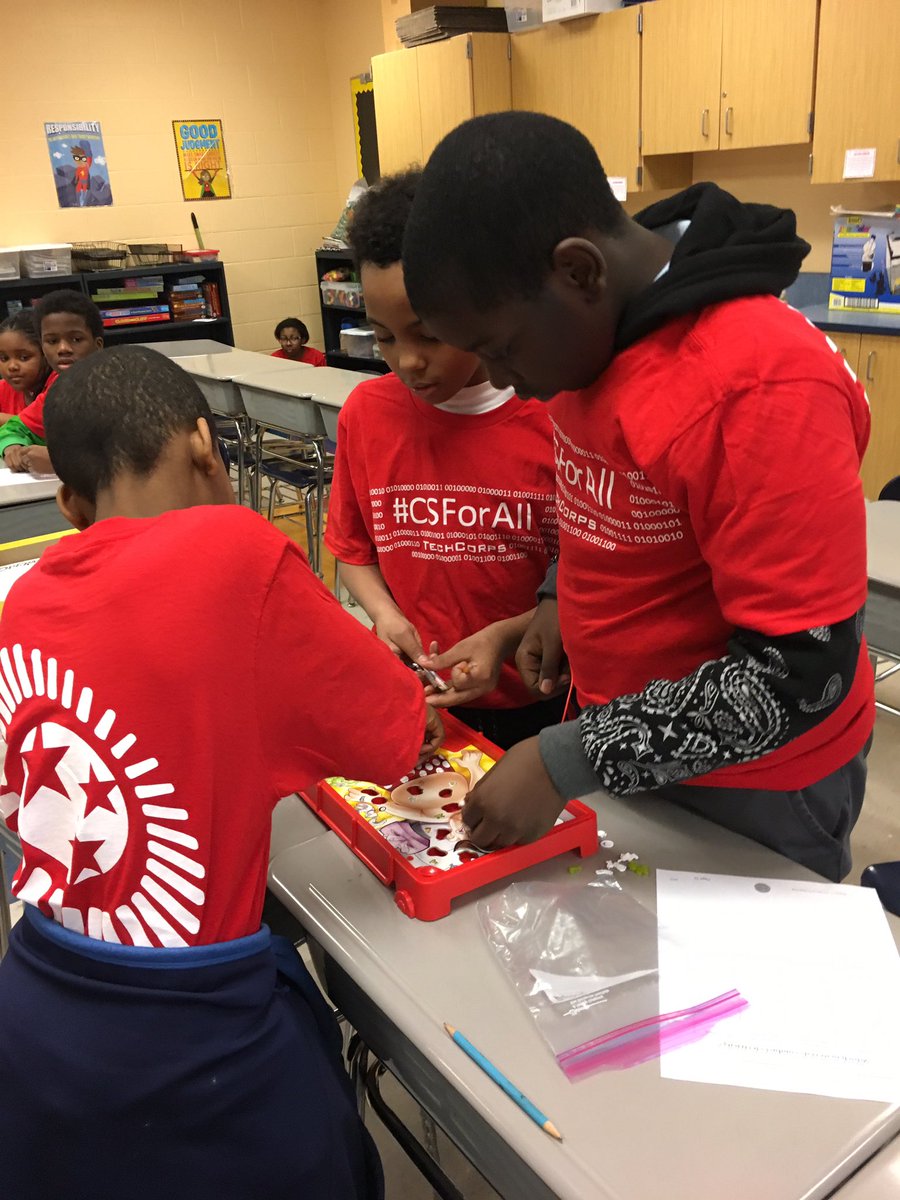 mkdeville's tweet image. Investigating conductors and insulators. #CSForAll #E4Tech