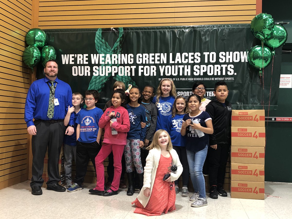 BrandonJW3's tweet image. So proud of our Student Ambassadors in their first event!Thank you @jenharlow76 and Dick’s Sporting Goods for the donation to @ParkwoodElem! We really appreciate the soccer equipment and $1000! #SportsMatter #ParkwoodPRIDE #WeAreGCCS #DicksSportingGoods #DadsAsPrincipals