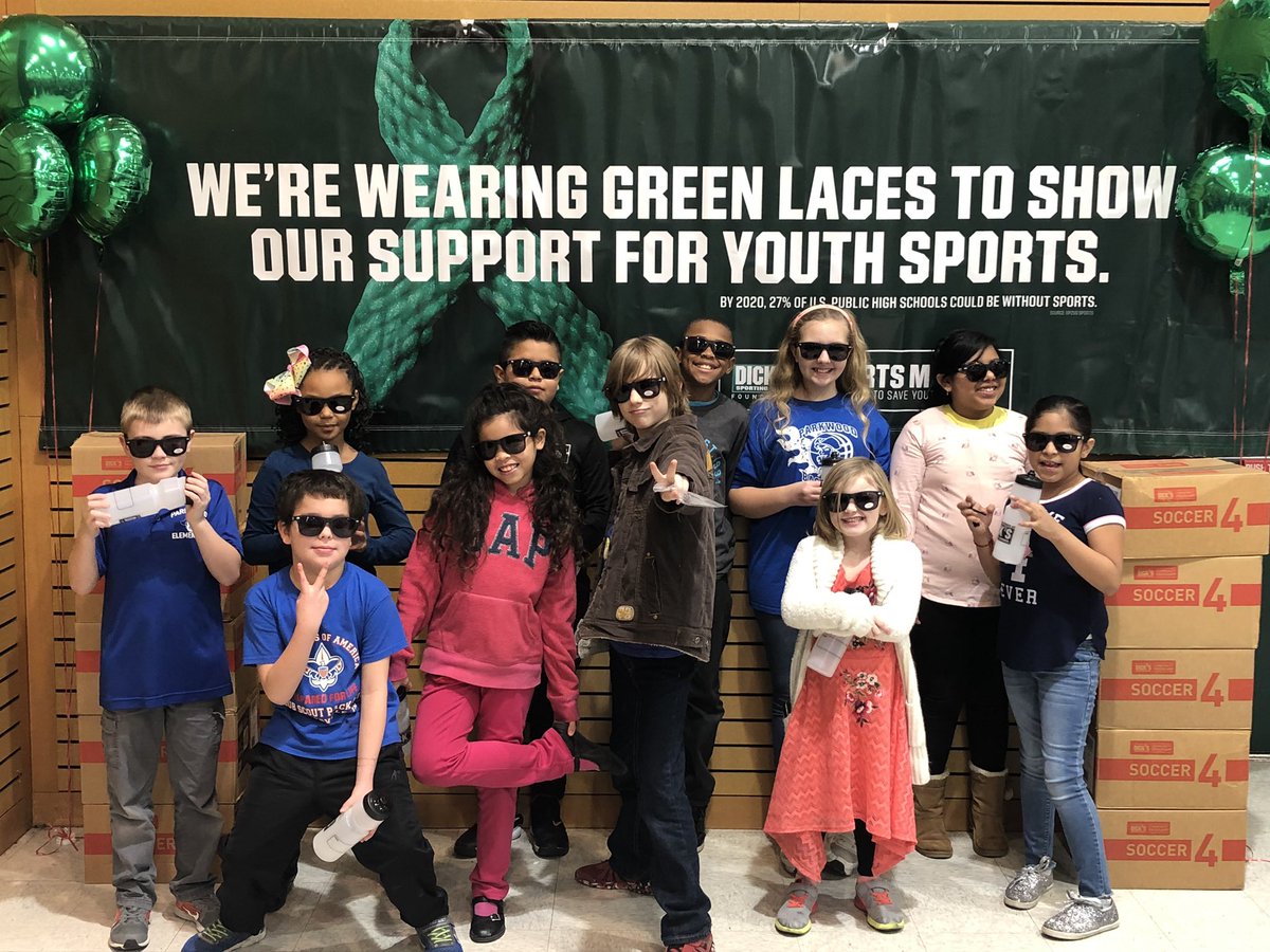 BrandonJW3's tweet image. So proud of our Student Ambassadors in their first event!Thank you @jenharlow76 and Dick’s Sporting Goods for the donation to @ParkwoodElem! We really appreciate the soccer equipment and $1000! #SportsMatter #ParkwoodPRIDE #WeAreGCCS #DicksSportingGoods #DadsAsPrincipals