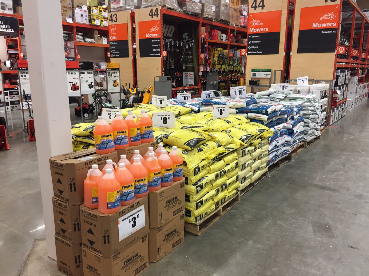 BRaab18's tweet image. Store 4132 says bring on the snow! #SnowProblem @Orangelife_99 @lauren_s_angelo @MattStuffletHD @ThomasJonesHD @Lost_comics