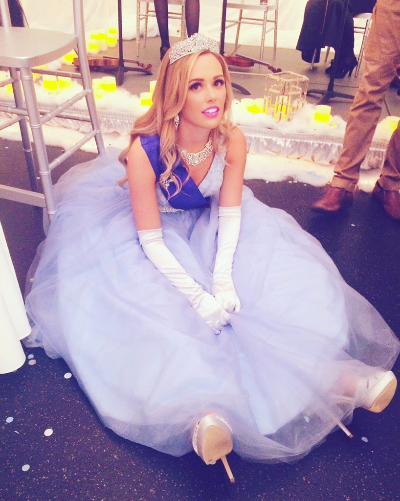 TheNatalieHall's tweet image. It's exhausting being a royal. Well- TRY hiding from the entire town you are a SECRET princess! Tune in tonight to see how it all goes down for Carly! @hallmarkchannel #awinterprincess I'll be tweeting! ❄️❄️👸👸