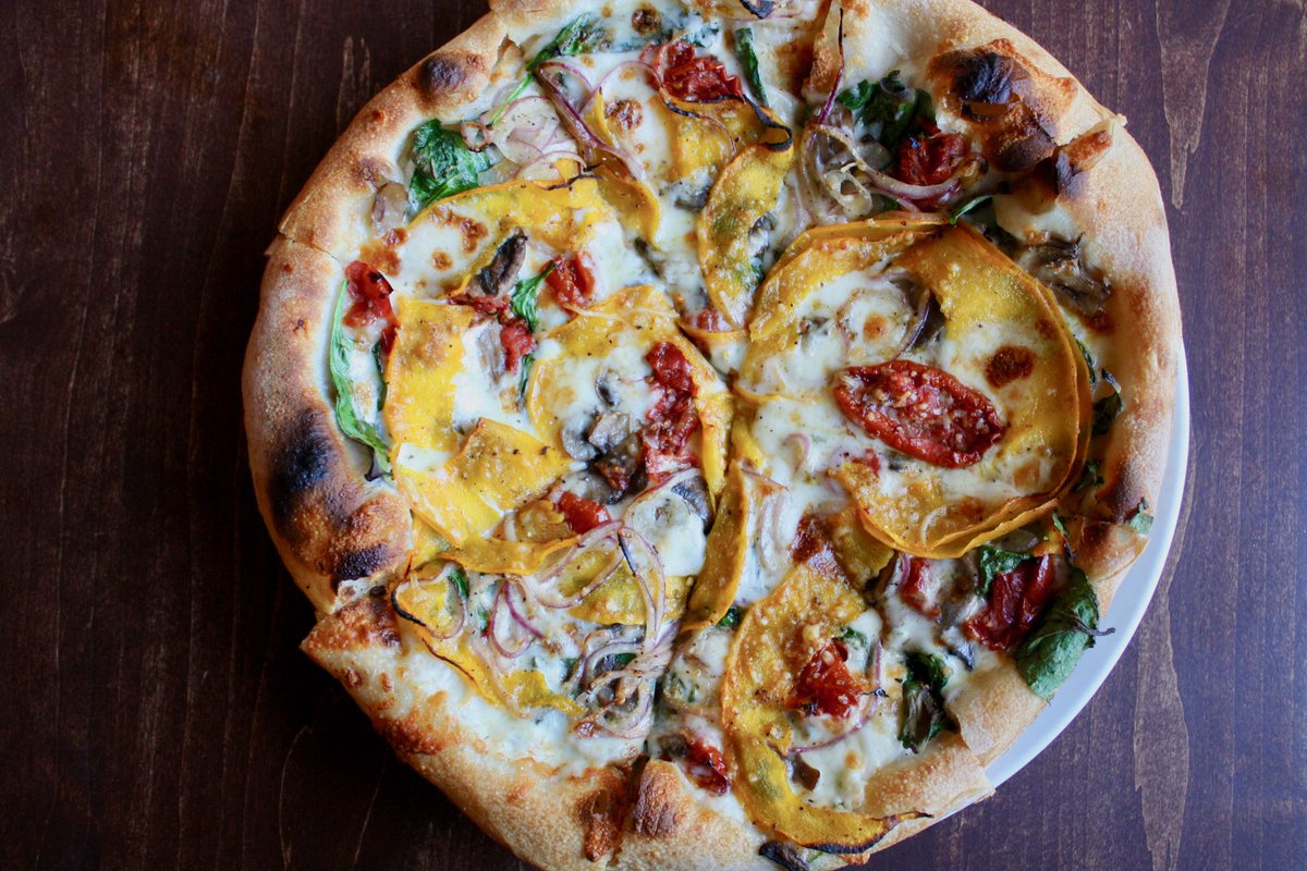 OneSpeedPizza's tweet photo. #TGIF Friends, what's for dinner? #Pizza #PizzaIsForDinner #OneSpeedPizza https://t.co/7vXmFeOsma