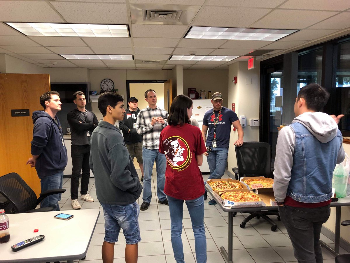 FSUFlyingClub's tweet photo. We paid a visit to @iFlyTallahassee today to deliver pizzas for the hard working air traffic controllers of the @FAANews ! Thank you for your hard work &amp; dedication during the partial government shutdown! #FlyFSU #SupportYourCommunity https://t.co/obKK3H5ydv