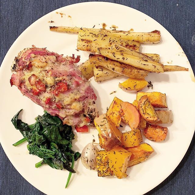 Needed this after a stretch of inconsolable baby tonight 😩 
Stuffed chicken breast wrapped in bacon with allll the veg: roasted butternut squash, carrot, creamed spinach &amp; honey-glazed parsnips. bit.ly/2sBu9dM