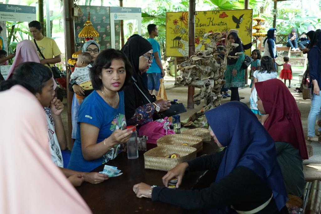 Pskombat's tweet photo. Oya, kamu sudah pernah ke Destinasi Digital (Desdig) Pasar Karetan di Jawa Tengah dan Bangsring Underwater di Banyuwangi, Jawa Timur? #PasarKaretanJuaraATF2019 https://t.co/GqcWOjD1hL