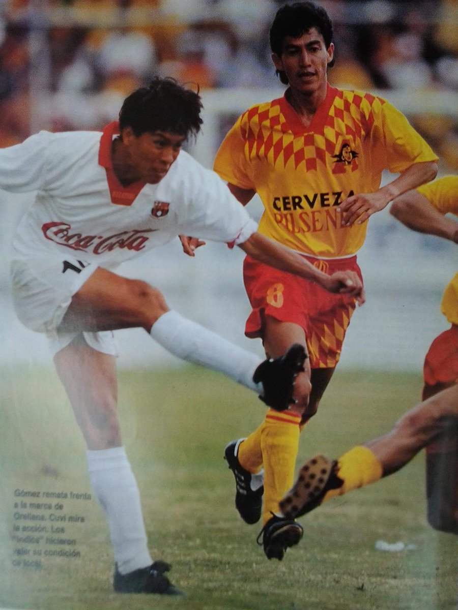 chinogomez14's tweet photo. Uniforme alterno blanco, uno de los más lindos.
En tiro al arco va la punta del pie hacia abajo, para que el empeine entre de lleno, mi pie está de manera no técnica por el rival, había posibilidad de lesión. Vale la aclaración antes del bullyng) de rigor. 😁
Arriba @barcelonaSC https://t.co/p0h9YxVkli