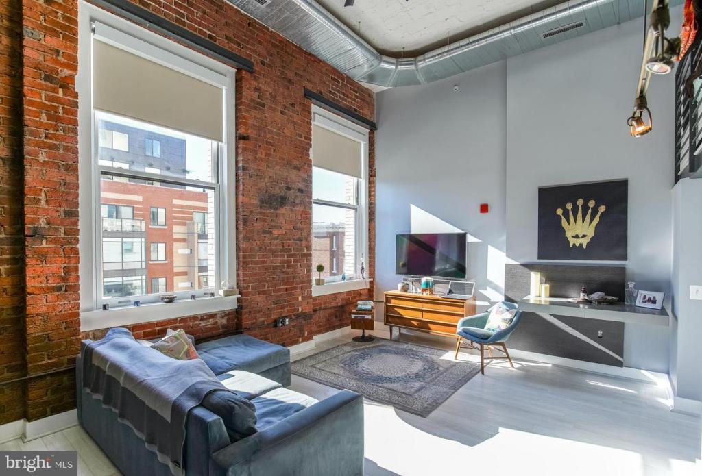 exposedbrickdc's tweet image. A $600k one bedroom sure is unpractical, but boy it is pretty. See this weekend's open house picks on #ebdc exposedbrickdc.com/2019/01/18/ope…