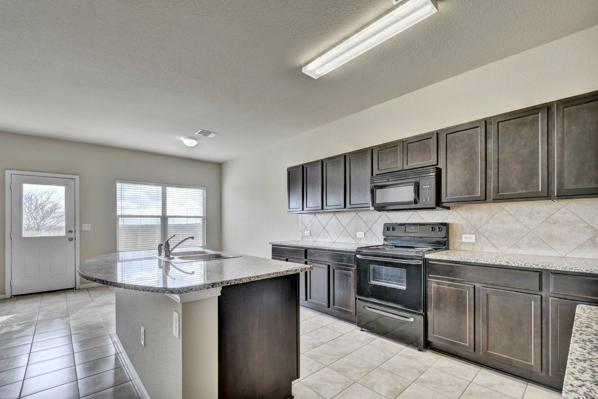 swansonrealty's tweet photo. 🚨🚨#OPENHOUSE ALERT🚨🚨

Hey y’all!! Have you seen this INCREDIBLE new listing at https://t.co/lr10EmHFAJ?!
Gorgeous home in Pinnacle neighborhood, min. to 35, 130, &amp; 29 for shopping, dining &amp; outdoors. Open-concept, granite counters.  No neighbors behind!

Saturday 1/19 1-3 https://t.co/RkHo1wxSwq