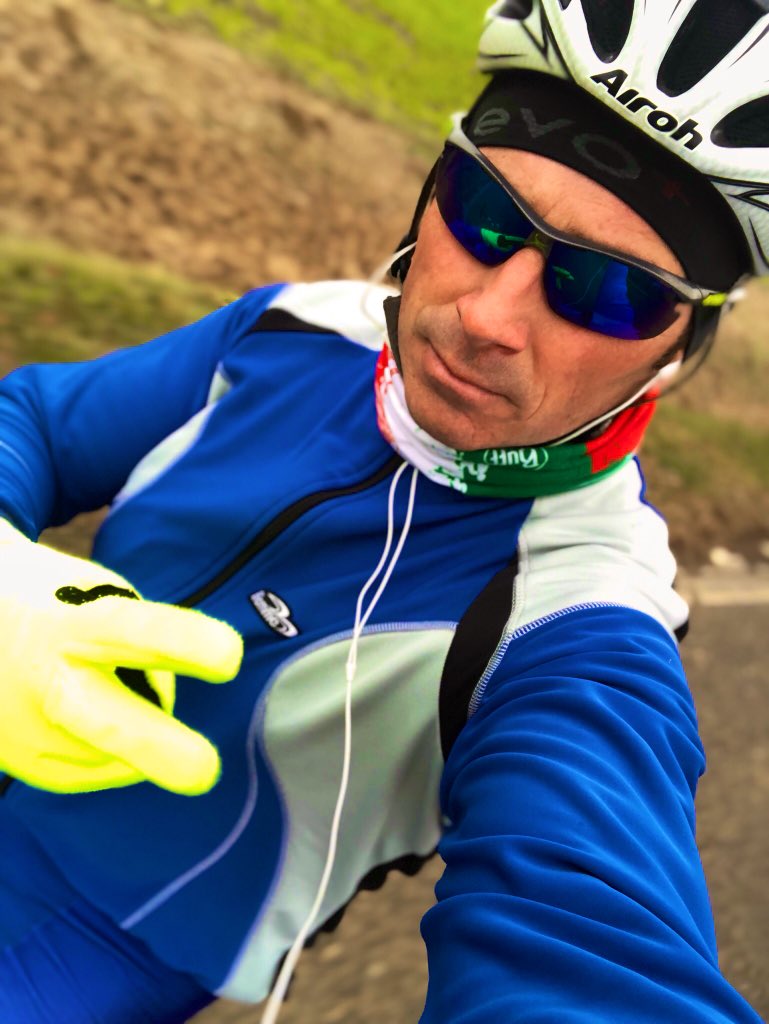 Massi__121's tweet photo. Non era proprio la giornata ideale ma il 1º giro da 💯 km di questo 2019 lo abbiamo portato a termine!!! #NonSiMollaMai #OldAthlete #Sport #Style #Fashion #Life #Passion @AirohHelmet @etiesport @Garmin https://t.co/QxcU4INJrM