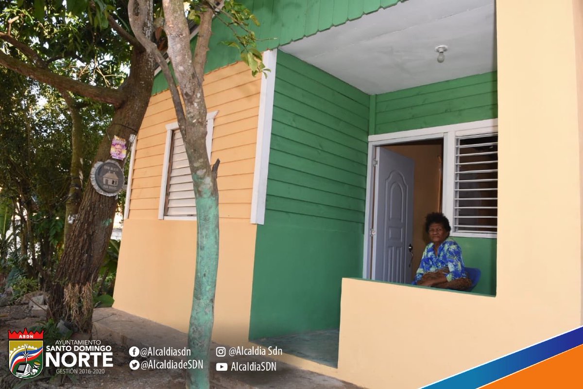 AlcaldiadeSDN's tweet photo. Hoy el alcalde @RenePolanco entrega una casa totalmente remodelada a la señora Matea Moreno de 78 años residente el el barrio El Conde del sector La Virgen en La Victoria. #CercaDeLaGente https://t.co/nbN9odDarm
