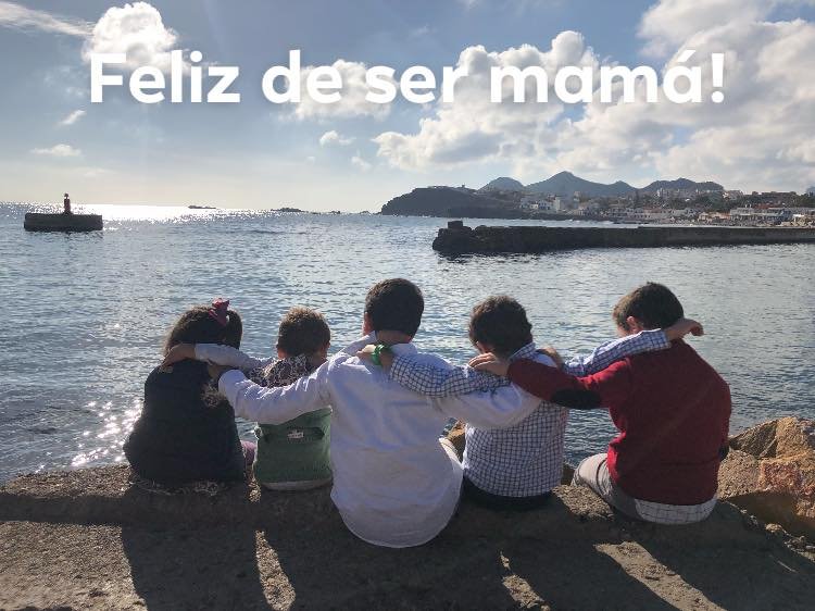 Momenttos_com's tweet photo. Amor de hermanos, me encanta cuando se abrazan. Es uno mis momentos preferidos. 
Y tú? Cuéntanos! En qué momento te sientes feliz de ser mamá? https://t.co/NKTQiXZ0Dy