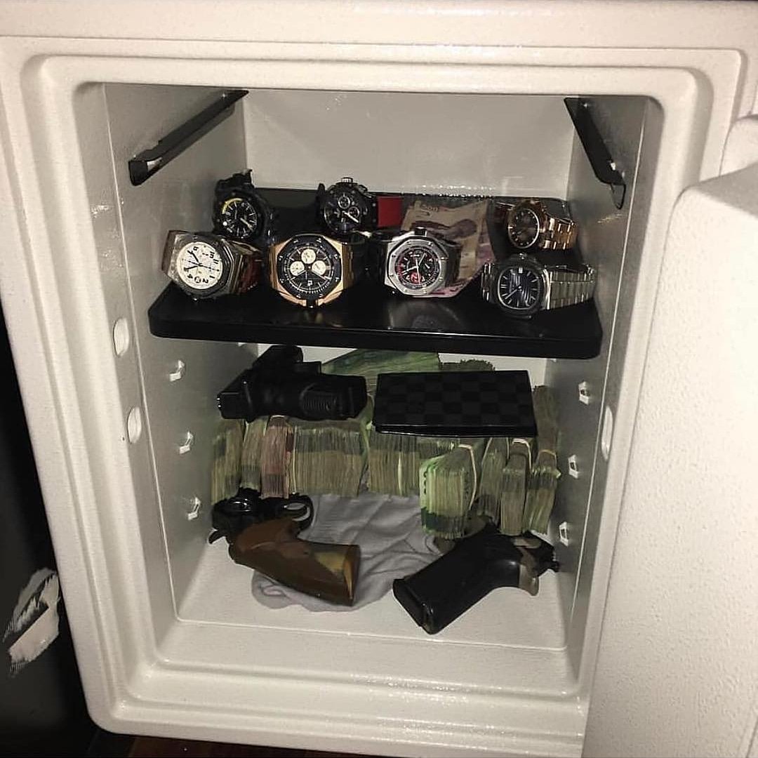 blinkstime's tweet photo. Keep off! Am about to go to bed #security #jewelry #luxury https://t.co/7VH4SN8JDy