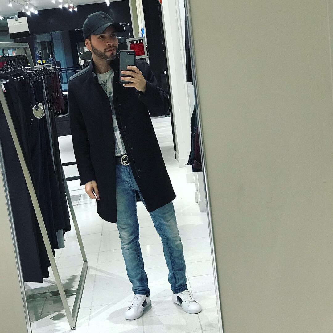 OscarPonceMusic's tweet photo. Antes de Salir a Trabajar me toco pasar a la plaza a desayunar y me tome estas fotos #moda #casual #music #producer #songwriter  #pianist https://t.co/8IuSVEOfqO
