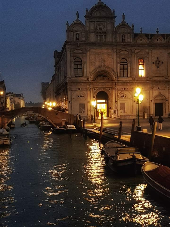 PalliCaponera's tweet photo. Questo è l'ospedale. Dove altro nel mondo potete trovare una meraviglia simile? https://t.co/r9IdxglV0Y
