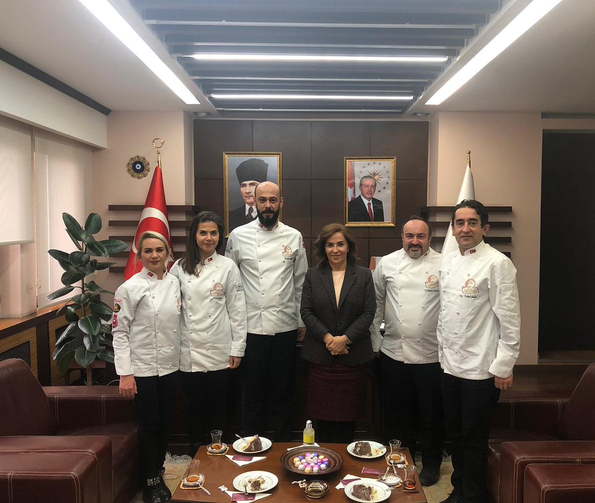 taspakontr's tweet photo. Taşpakon'a bağlı, Ege Aşçılar ve Pastacılar Federasyonu üyesi Uşak Aşçılarve Pastacılar Derneği tarafından Uşak Valisi Sn.Funda Kocabıyık'a ziyarette bulunulmuştur. https://t.co/zPXxnBtmhh