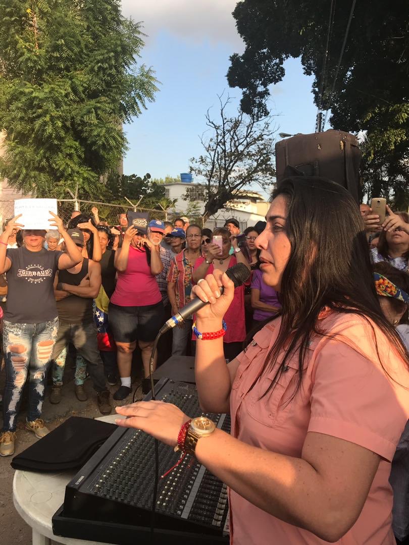 apichardob's tweet photo. Ahora nos encontramos en Cabildo Abierto en Las Acacias #Maracay seguimos llevando la ruta de la transición de cara al #23Enero https://t.co/U61O9rwEzr