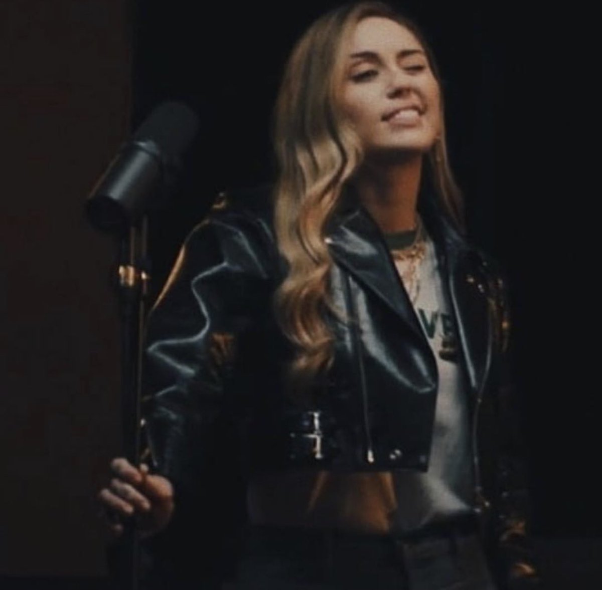 MileyCyrus's tweet image. NBLAH 4 @Vevo smarturl.it/NBLAHLiveV