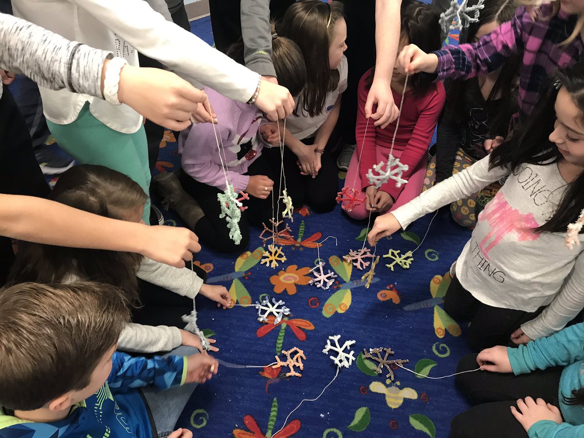 MrsOconnell10's tweet photo. Let it snow! We created our own snowflakes after reading informational texts about blizzards, ice storms and Wilson Bentley.❄️☃️ https://t.co/HVInrf7y03