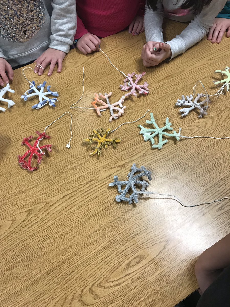 MrsOconnell10's tweet photo. Let it snow! We created our own snowflakes after reading informational texts about blizzards, ice storms and Wilson Bentley.❄️☃️ https://t.co/HVInrf7y03