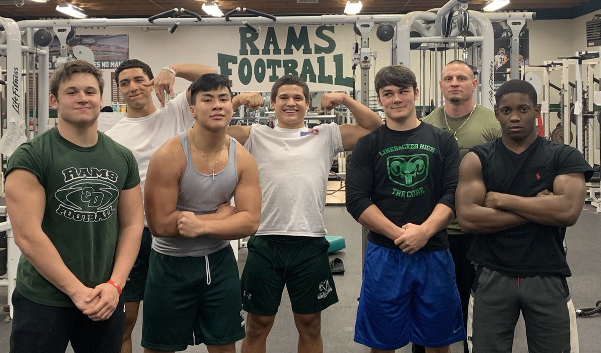 CDFBLifting's tweet image. Little bench max out challenge between LBs and lineman. Winner gets bragging rights, loser gets 500 pushups. #TheCore #LBHigh🐺🐺
