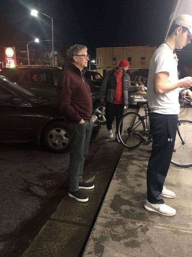 Ù…Ù†ÙˆØ¹Ø§Øª ØµÙˆØ±Ø© Ø¨ÙŠÙ„ ØºÙŠØªØ³ ÙÙŠ Ø·Ø§Ø¨ÙˆØ± Ù…Ø·Ø¹Ù… ØªØ«ÙŠØ± Ø§Ù„Ø¥Ø¹Ø¬Ø§Ø¨ Ø´Ø§Ù‡Ø¯