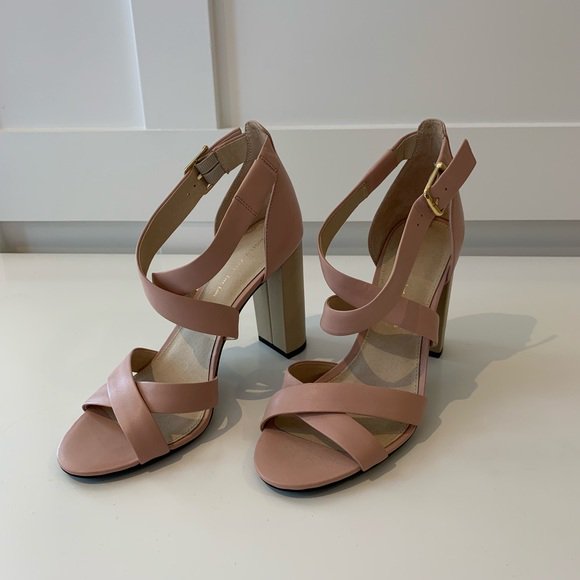 So good I had to share! Check out all the items I'm loving on <a href="/Poshmarkapp/">Poshmark</a> #poshmark #fashion #style #shopmycloset #vici #justfab #shoesofprey: bnc.lt/focc/dZ1hBLRzAT