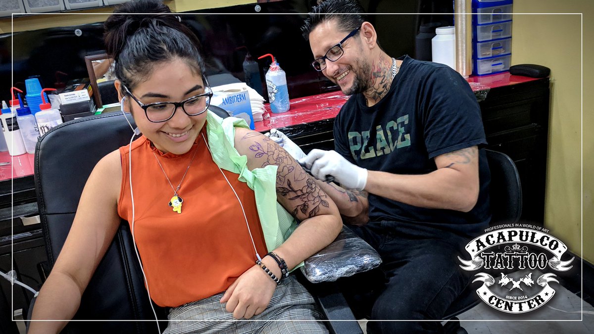 Memorable momento de un padre tatuando  a su hija 🌺🌺.
▪️▪️▪️▪️▪️
#padretattoohija #pandyaldana
#acapulco #mexico #arttattoo #tattoo #tattoolove #tattooinsta #instagram #tattooart #tatttos #tattooed #tatuaje #tattoostyle #tattoolife #artist #art #acapulcotattoocenter