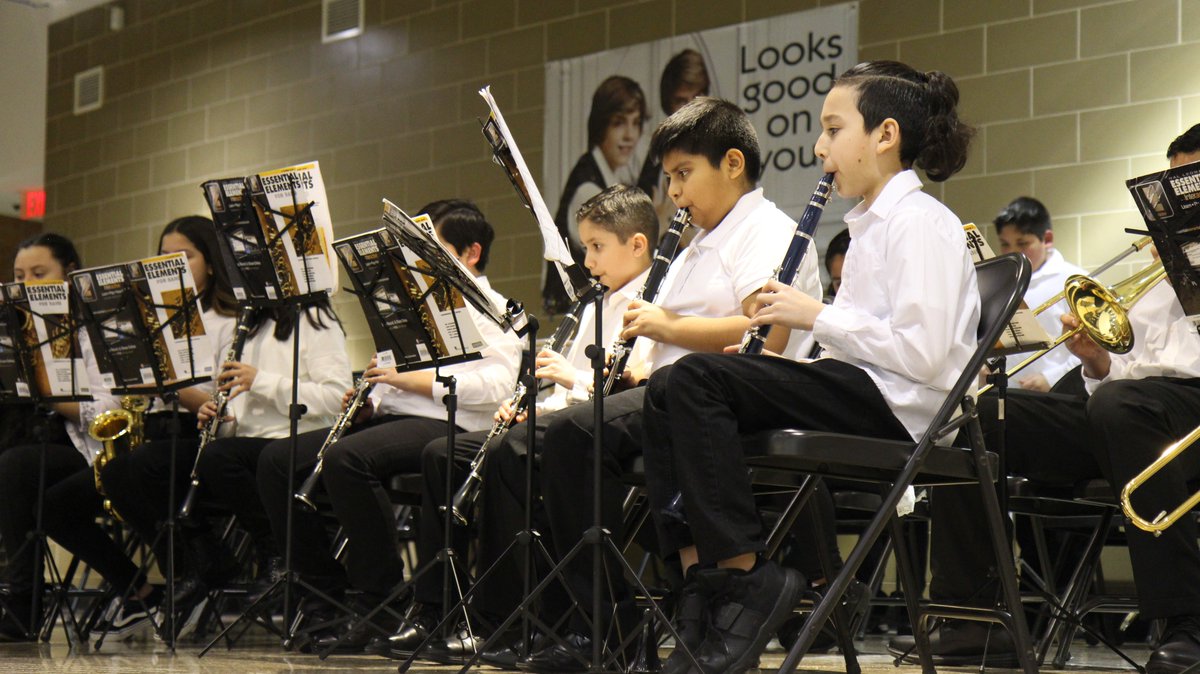 D99Cicero's tweet photo. Kudos to the student performers at last night's annual winter band concert! 🎶🎵🎷🎺 🥁

Check out this link to view more photos from the beginning, intermediate and advanced bands: https://t.co/kRbA9ugISY

#ignite99 #ilumina99 #soy99 https://t.co/GHmsE5zNWF