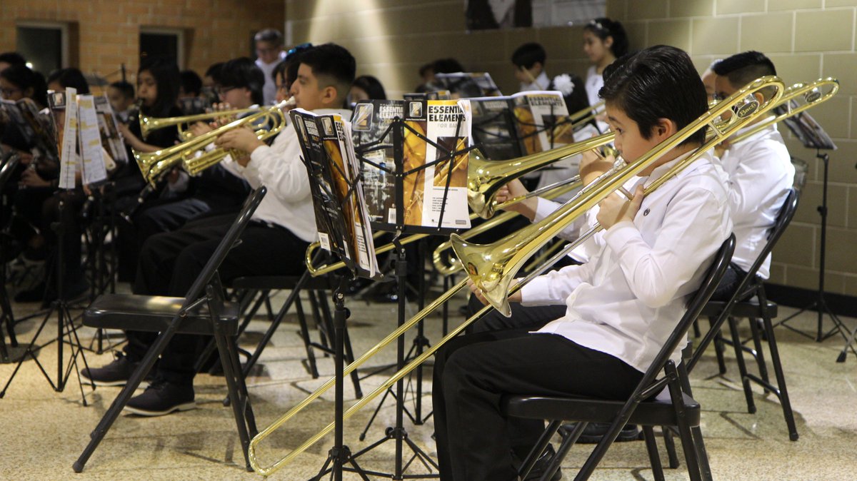 D99Cicero's tweet photo. Kudos to the student performers at last night's annual winter band concert! 🎶🎵🎷🎺 🥁

Check out this link to view more photos from the beginning, intermediate and advanced bands: https://t.co/kRbA9ugISY

#ignite99 #ilumina99 #soy99 https://t.co/GHmsE5zNWF